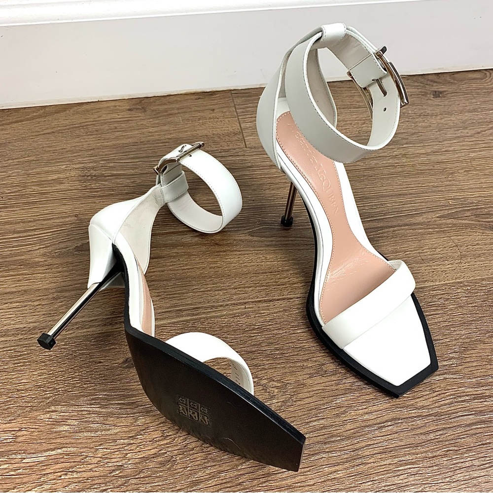 Women's NEW Alexander McQueen White/Black Strappy Open Toe Pumps, 38 (US: 8)
